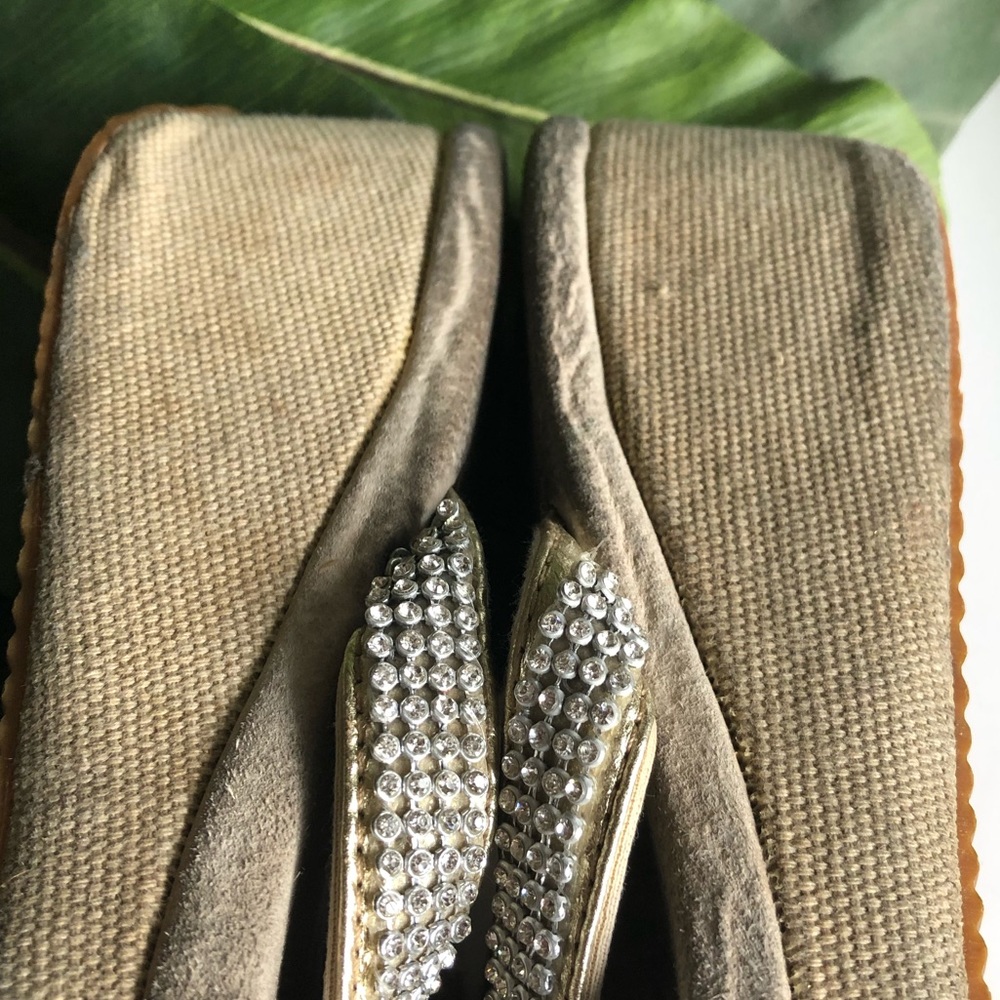 Volatile Wedge Split Toe Sandal - Picture 6 of 10